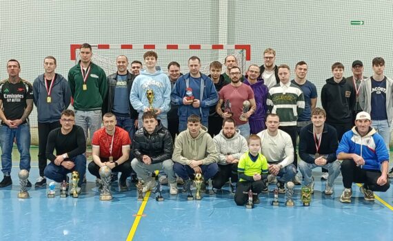 Zdjęcie przedstawiające zakończenie sezonu Kruszwickiej Ligii Piłki Halowej